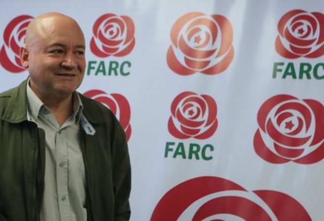 Carlos Lozada, membro do partido político Farc, durante entrevista coletiva em Bogotá