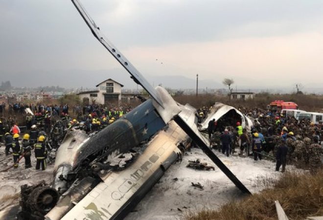 Destroços de avião são vistos após queda no aeroporto de Kathmandu, no Nepal