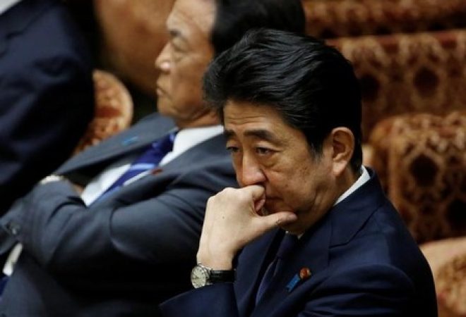 Primeiro-ministro do Japão, Shinzo Abe, e ministro das Finanças, Taro Aso, no Parlamento em Tóquio