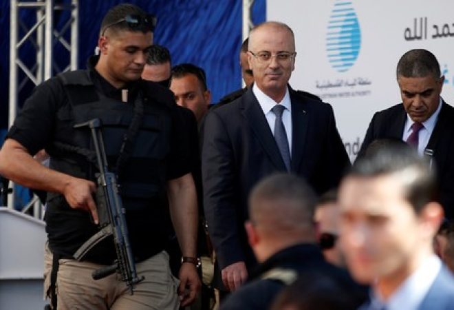 Primeiro-ministro palestino, Rami Hamdallah, chega a cerimônia após explosão perto de comboio, na Faixa de Gaza