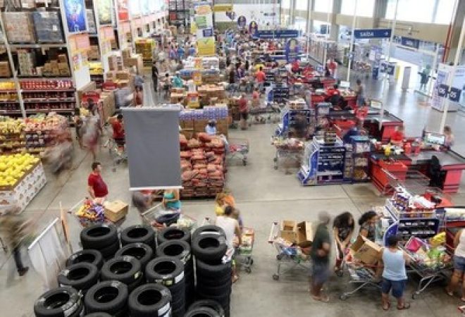 Consumidores fazem compras em mercado em São Paulo