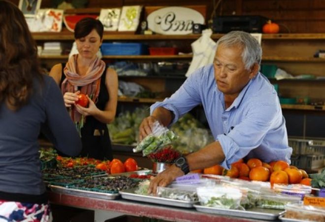 Funcionário trabalha em venda de vegetais na Califórnia, Estados Unidos