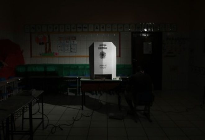 Posto de votação é preparado antes de eleição presidencial em Brasília