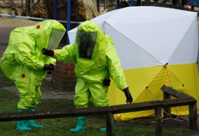 Autoridades montam tenda forense em local onde o ex-agente duplo russo Sergei Skripal e sua filha Yulia foram encontrados inconscientes em Salisbury, no Reino Unido