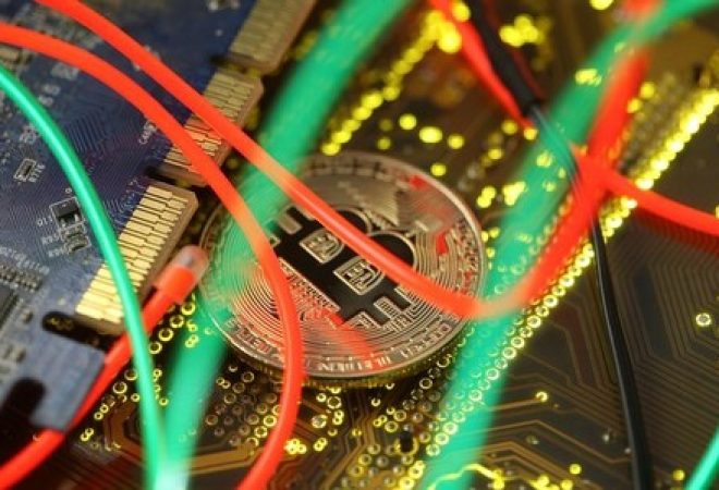 Representação de moeda digital bitcoin em placa mãe de computador