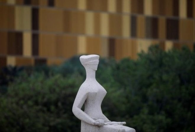 Estátua da Justiça em frente à sede do Supremo Tribunal Federal, em Brasília