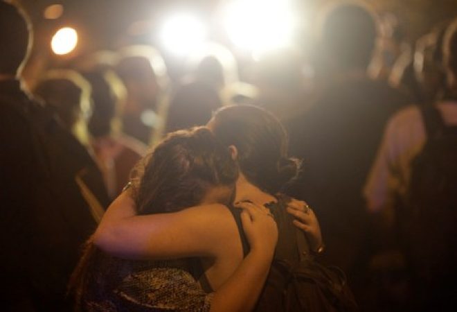 Mulheres reagem à morte da vereadora Marielle Franco no local do crime, no Rio de Janeiro