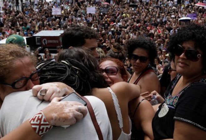 Manifestantes se reúnem em frente à Câmara dos Vereadores do Rio antes do velório da vereadora Marielle Franco