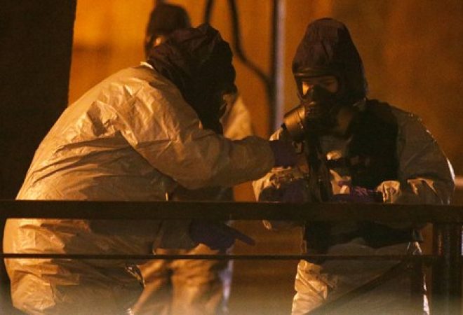 Membros dos serviços de emergência usam roupas de proteção perto do banco onde o ex-espião russo Sergei Skripal e sua filha Yulia foram encontrados envenenados em Salisbury, no Reino Unido