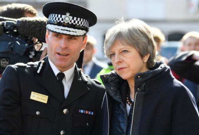 A primeira-ministra britânica Theresa May visita Salisbury, cidade onde o ex-espião russo Sergei Skripal e sua filha Yulia foram envenenados