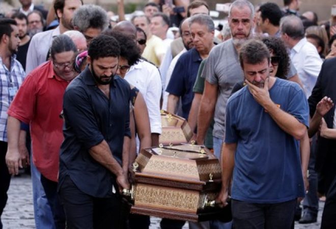 Deputado estadual Marcelo Freixo (D) e outras autoridades levam caixões da vereadora Marielle Franco e de seu motorista no Rio de Janeiro