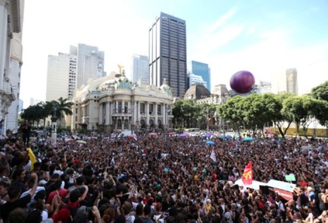 Manifestantes durante chegada do caixão da vereadora Marielle Franco, que foi assassinada, à Câmara Municipal do Rio de Janeiro, Brasil
