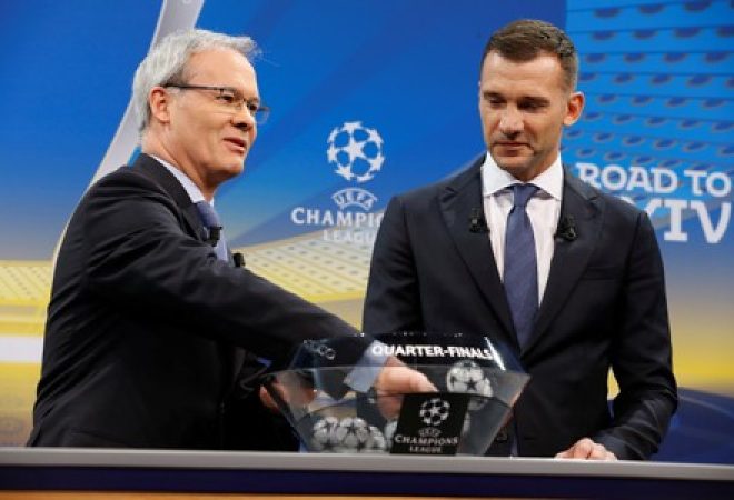 Diretor de competições da Uefa, Giorgio Marchetti, e ex-jogador ucraniano Andriy Shevchenko durante sorteio dos confrontos das quartas de final da Champions League, em Nyon, na Suíça