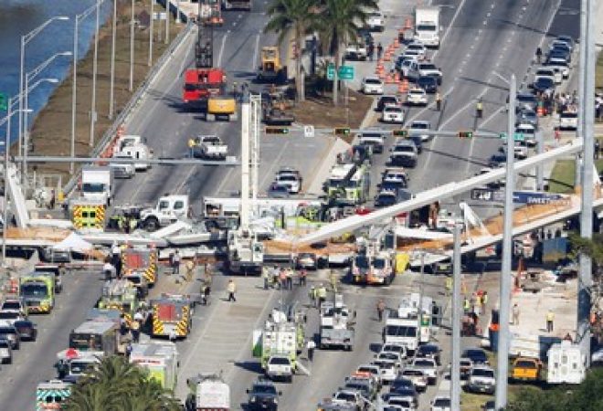 Visão aérea de passarela que desabou em Miami, na Flórida