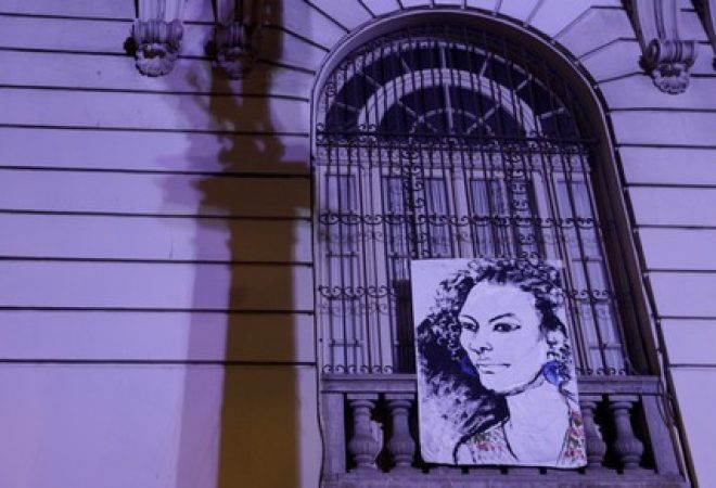 Desenho da vereadora Marielle Franco pendurado no prédio da Câmara dos Vereadores do Rio de Janeiro