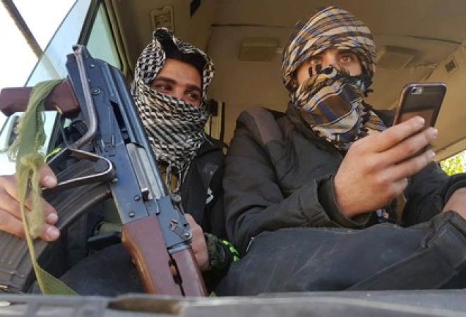 Rebeldes em ônibus para deixar cidade de Douma, em Ghouta Oriental