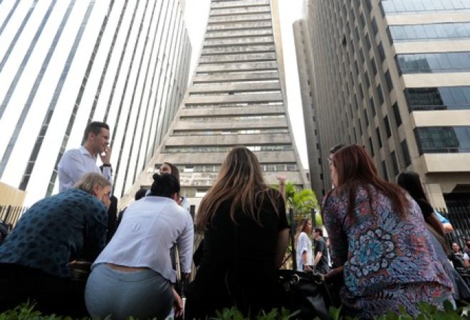 Pessoas do lado de fora de prédio em São Paulo que foi esvaziado por tremores decorrentes de terremoto na Bolívia