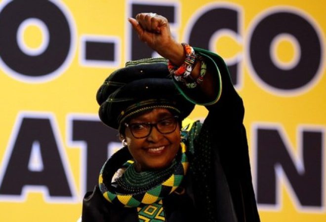 Winnie Madikizela Mandela acena em Johannesburgo