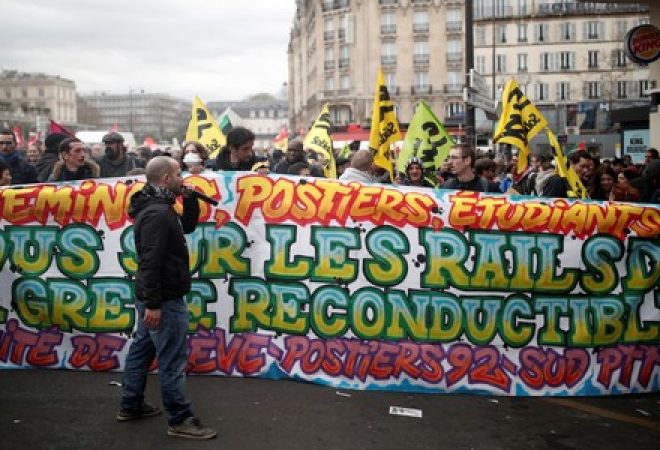 Funcionários da estatal ferroviária francesa SNCF participam de protesto em Paris