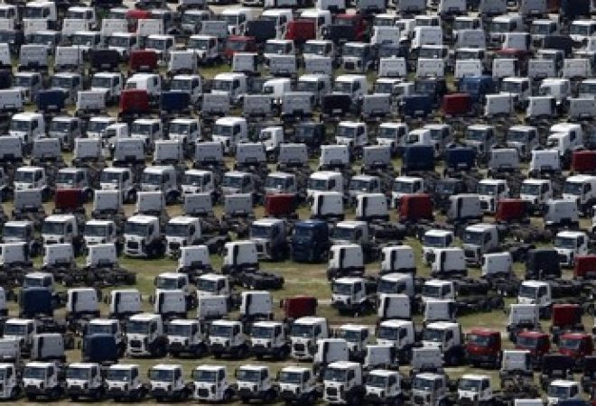 Veículos são vistos em estacionamento de fábrica em São Bernando do Campo