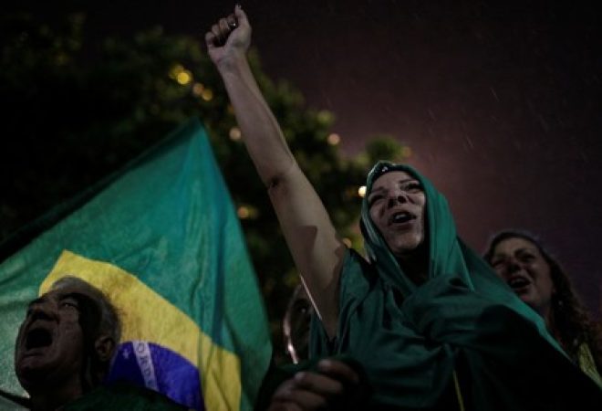 Manifestantes defendem prisão de Lula em protesto no Rio de Janeiro