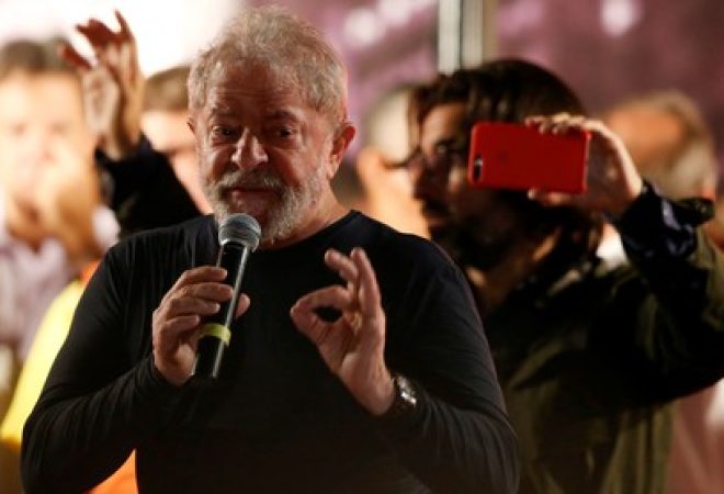 Ex-presidente Luiz Inácio Lula da Silva discursa em Curitiba