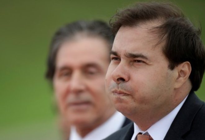 O presidente da Câmara dos Deputados, Rodrigo Maia, e o presidente do Senado, Eunício Oliveira, (ao fundo) durante cerimônia em Brasília, no Brasil
