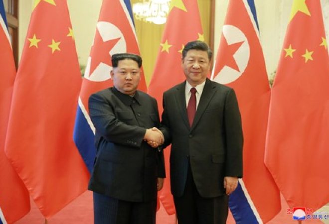 Líder norte-coreano, Kim Jong Un, e presidente chinês,  Xi Jinping, em Pequim