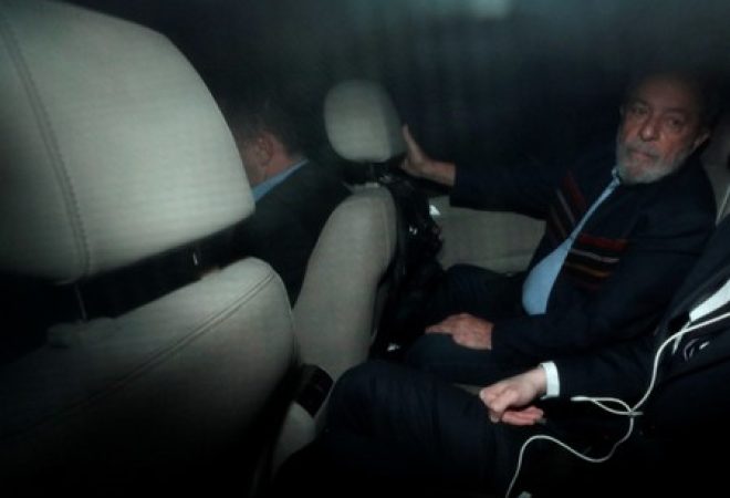 O ex-presidente brasileiro Luiz Inácio Lula da Silva dentro de carro em São Paulo, no Brasil