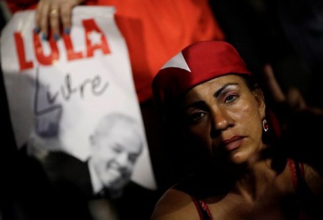 Apoiadores do ex-presidente Luiz Inácio Lula da Silva em Brasília durante sessão do STF