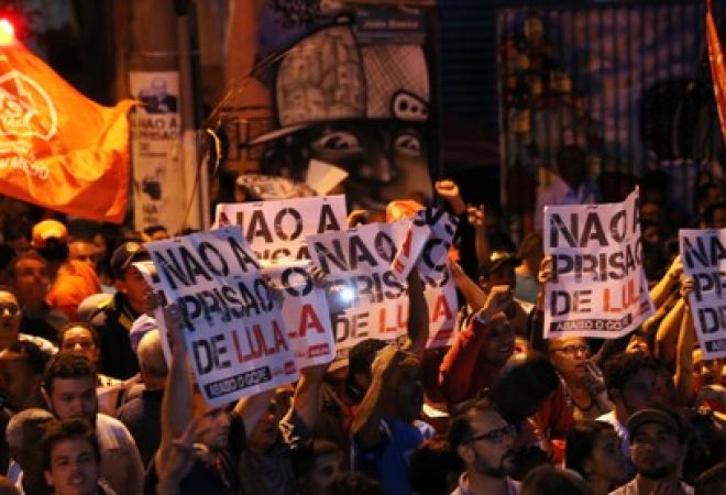 Manifestantes se reúnem em São Bernardo do Campo contra prisão de Lula