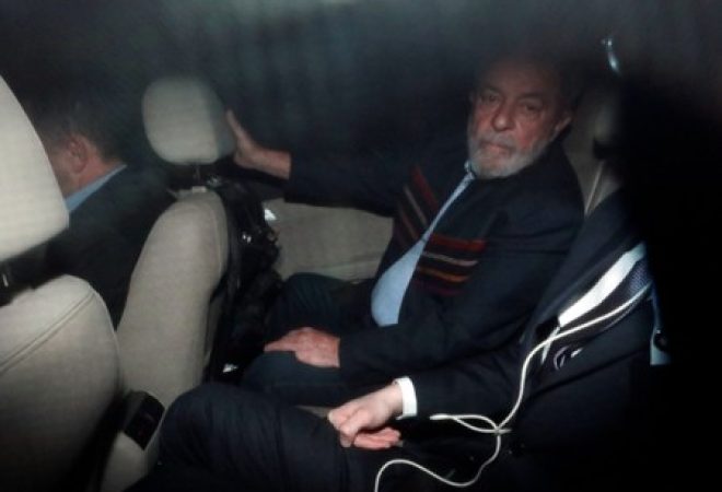 Ex-presidente Luiz Inacio Lula da Silva dentro de um carro em São Paulo