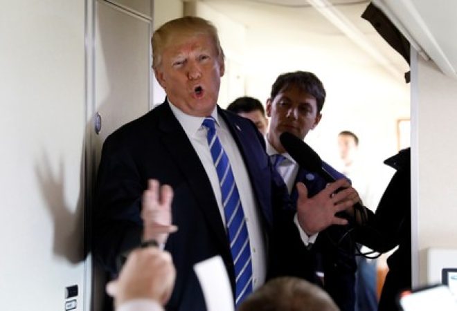 Presidente dos Estados Unidos, Donald Trump, fala com repórteres a bordo do Air Force One