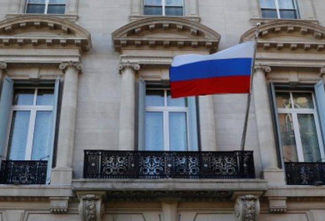 Bandeira da Rússia é vista no consulado do país em Manhattan, Nova York