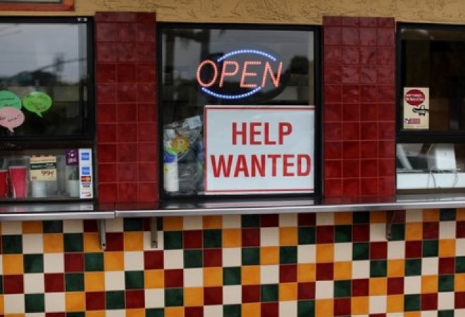 Placa indica que restaurante está contratando funcionários na Califórnia, Estados Unidos