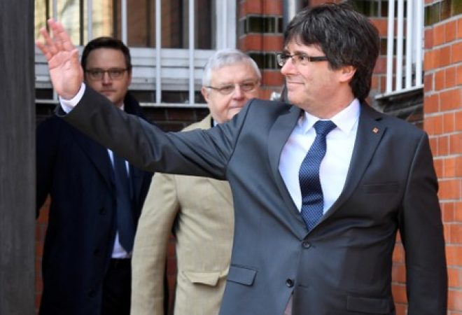 Ex-presidente da Catalunha Carles Puigdemont deixa prisão em Neumuenster, na Alemanha