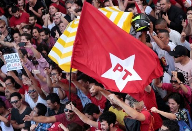 Apoiadores do ex-presidente Luiz Inácio Lula da Silva protestam contra a condenação do petista no Sindicato dos Metalúrgicos em São Bernardo do Campo