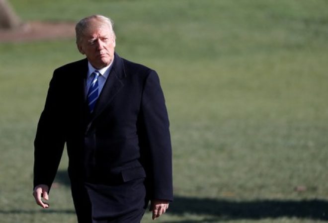 O presidente dos Estados Unidos, Donald Trump, caminha para a Casa Branca, em Washington, D.C., após retornar de viagem