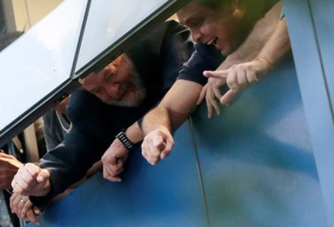 Ex-presidente Luiz Inácio Lula da Silva acena para apoiadores durante protesto da janela do Sindicato dos Metalúrgicos em São Bernardo do Campo