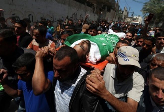 Palestinos carregam corpo de homem morto por forças israelenses durante protesto em Gaza