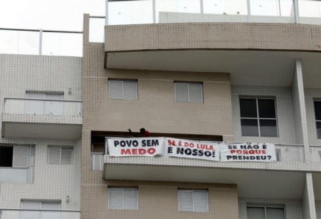 Manifestantes ocupam tríplex no Guarujá atribuído a Lula
