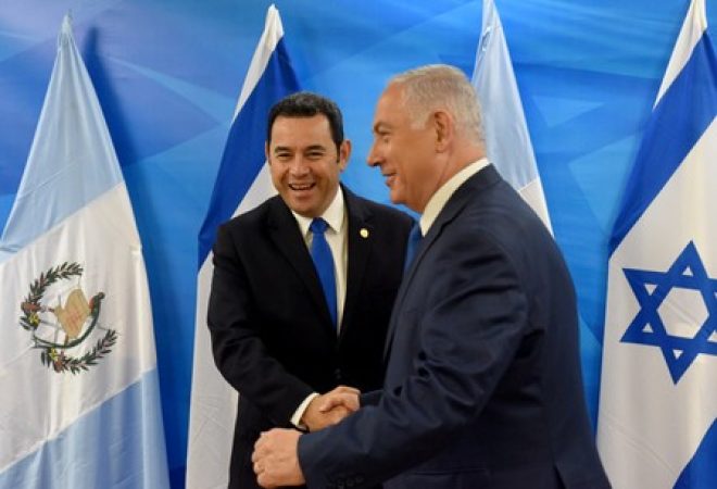 Premiê israelense, Benjamin Netanyahu, e presidente da Guatemala, Jimmy Morales, em Jerusalém