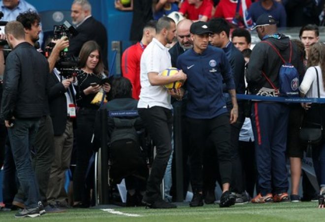 Neymar vai ao campo do Paris St Germain durante treino