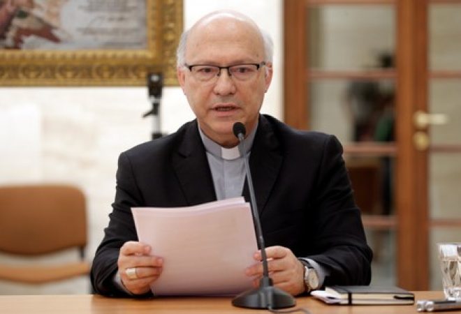 Bispo chileno Luis Fernando Ramos Perez lê comunicado após encontro com papa Francisco no Vaticano