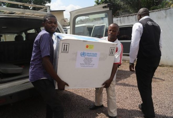 Agentes de saúde do Congo carregam lote de vacinas experimentais para Ebola em Kinshasa