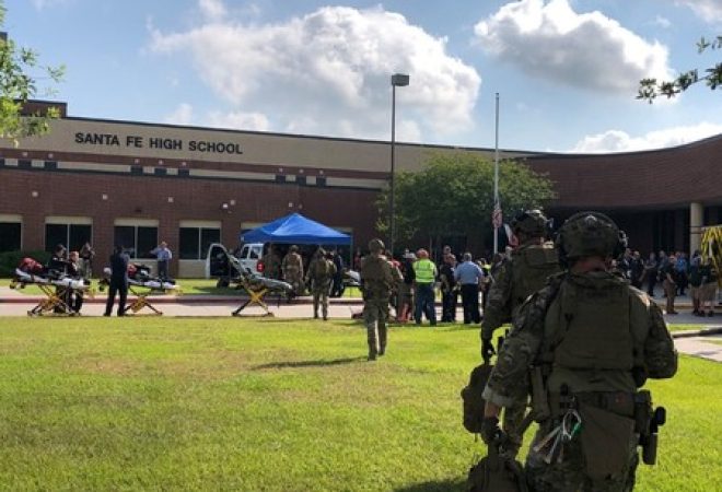 Agentes chegam a escola de Santa Fé, no Texas
