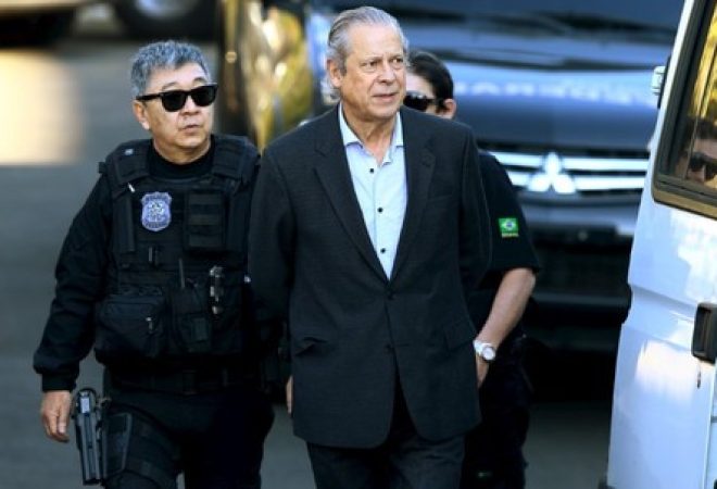 Ex-ministro José Dirceu é escoltado por policiais federais em Curitiba em 2015