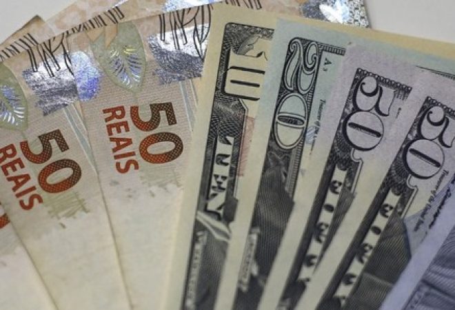 Notas de reais e dólares em foto ilustrativa