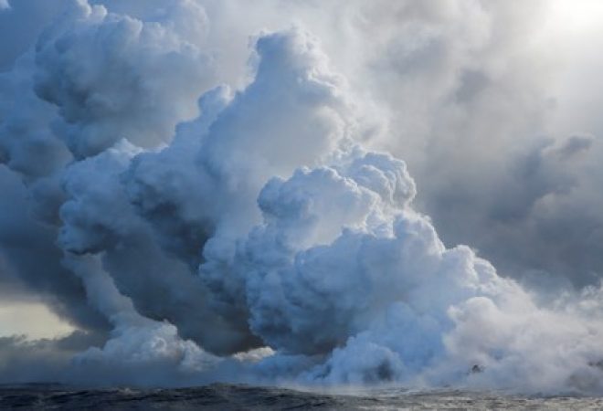 Lava do vulcão Kilauea chega ao oceano Pacífico em Pahoa