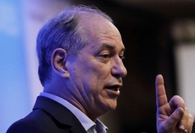 Pré-candidato do PDT à Presidência, Ciro Gomes, discursa em evento com sindicalistas em São Paulo